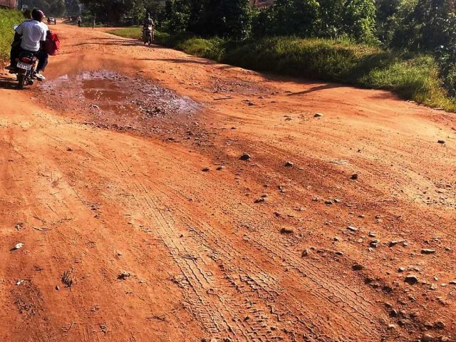Deadly pothole in the middle of Kanyantorogo- Buhoma – Bwindi tourism road. Photo by Ronald Kabanza